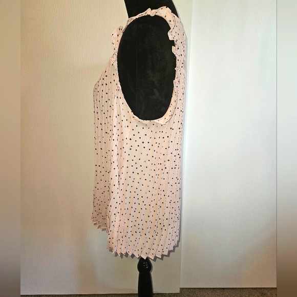 Maurice's Sleeveless Ruffled Pleated Pink Polkadot Top - Size Large NWOT - Picture 3 of 6